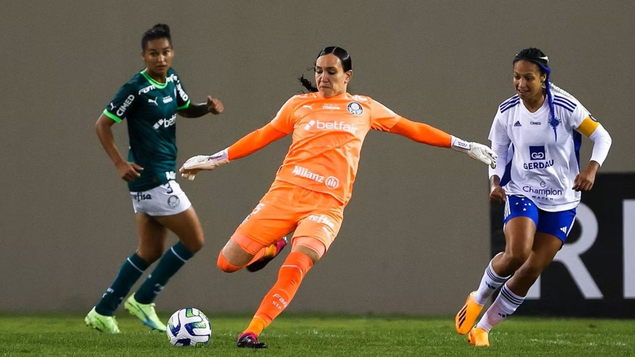Goleira Kate Tapia vestindo a camisa do Palmeiras durante treino