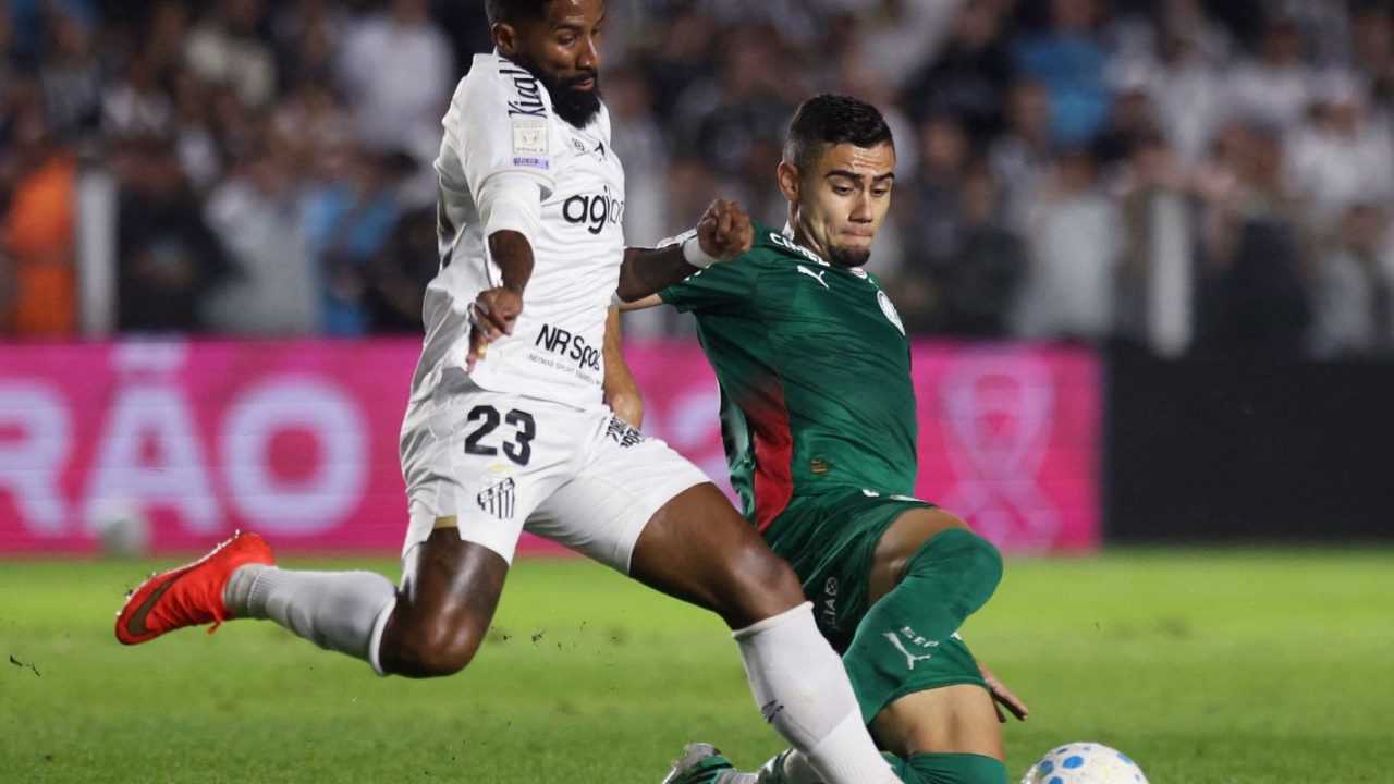 Jogadores de Palmeiras e Santos disputando a bola na Vila Belmiro