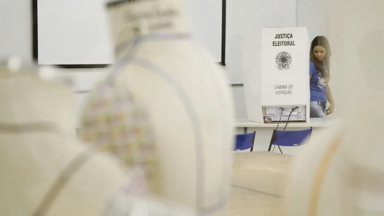 Eleitores do Paraná nas urnas durante o segundo turno das Eleições 2026