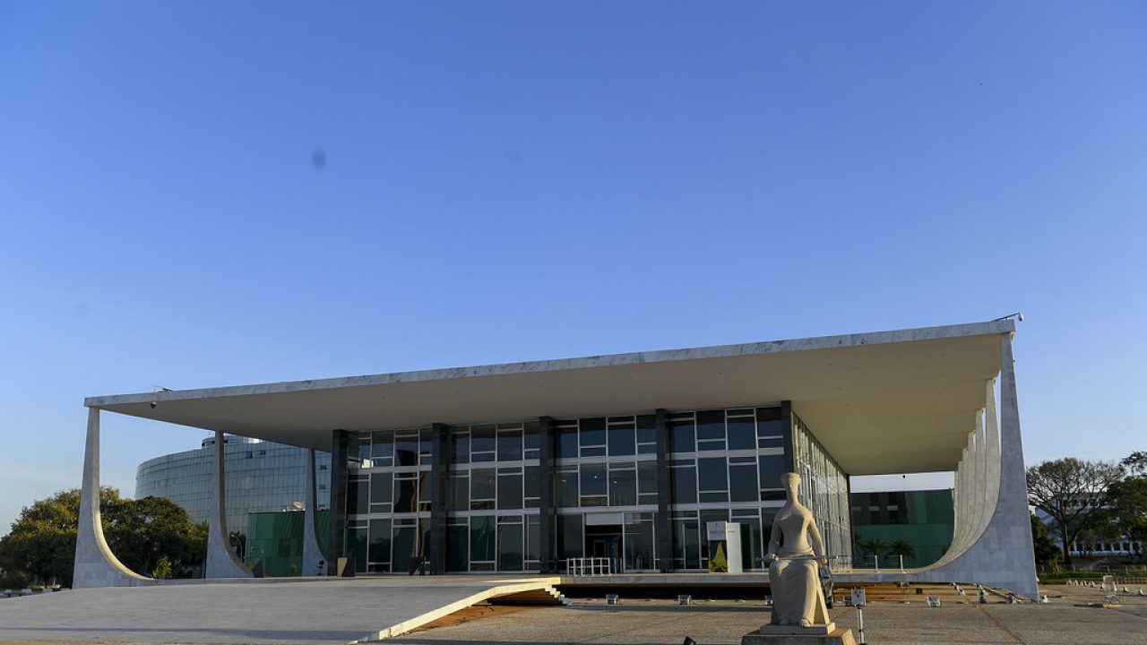 Eleitores embarcando em ônibus intermunicipal gratuito para votar