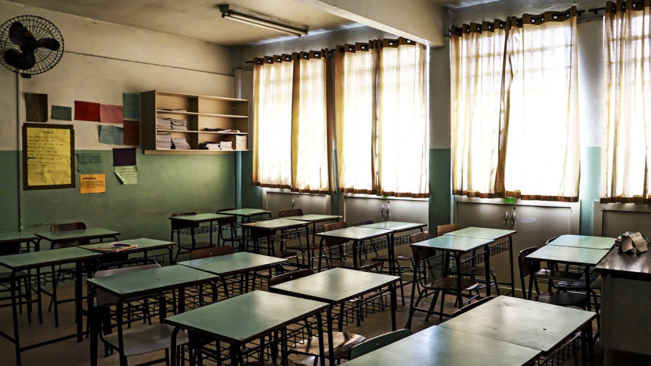 Funcionário da SEE-MG atendendo família em ponto de cadastro escolar