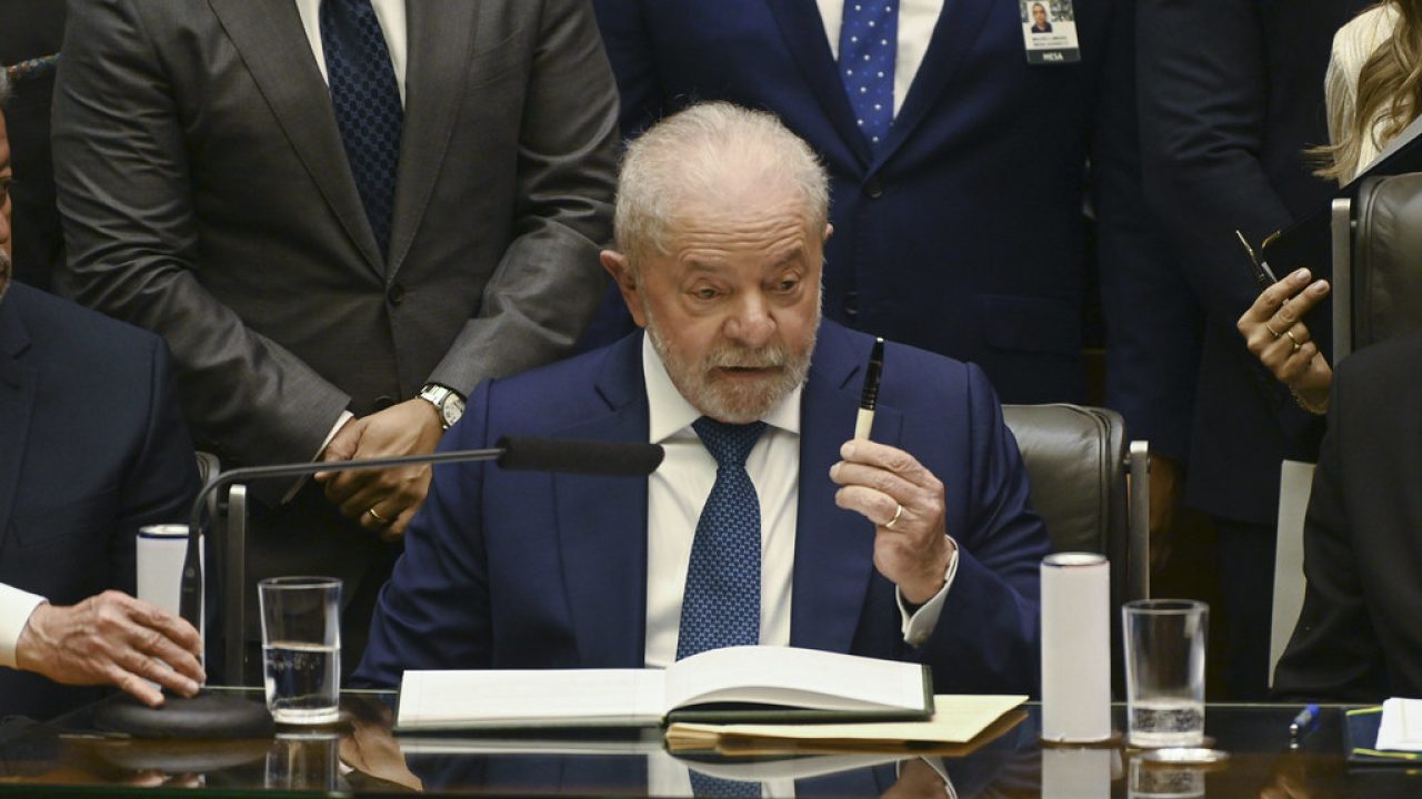 Eleitores do Distrito Federal acompanhando a disputa presidencial entre Lula e Flávio Bolsonaro