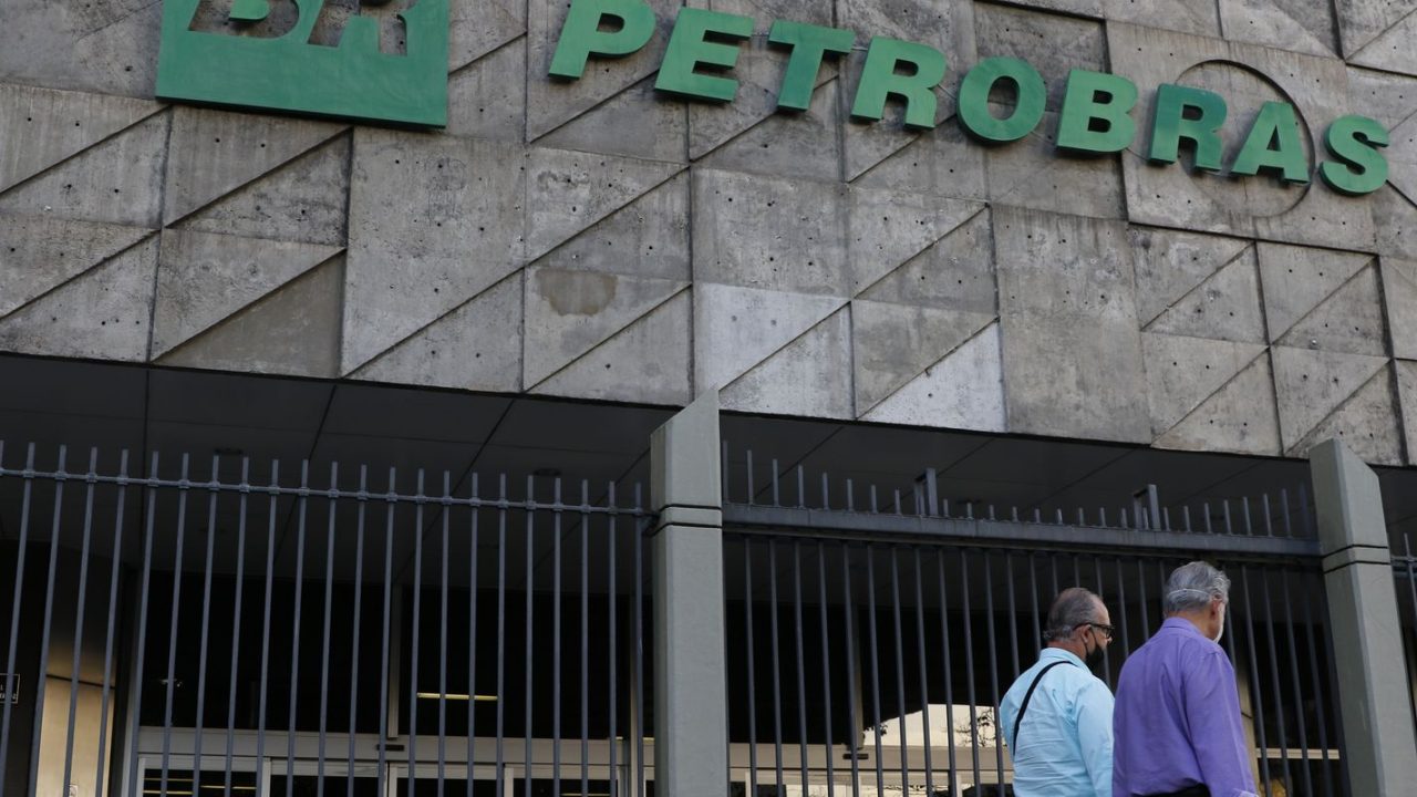 Gráfico mostrando a cotação do petróleo Brent acima de US$ 111 por barril