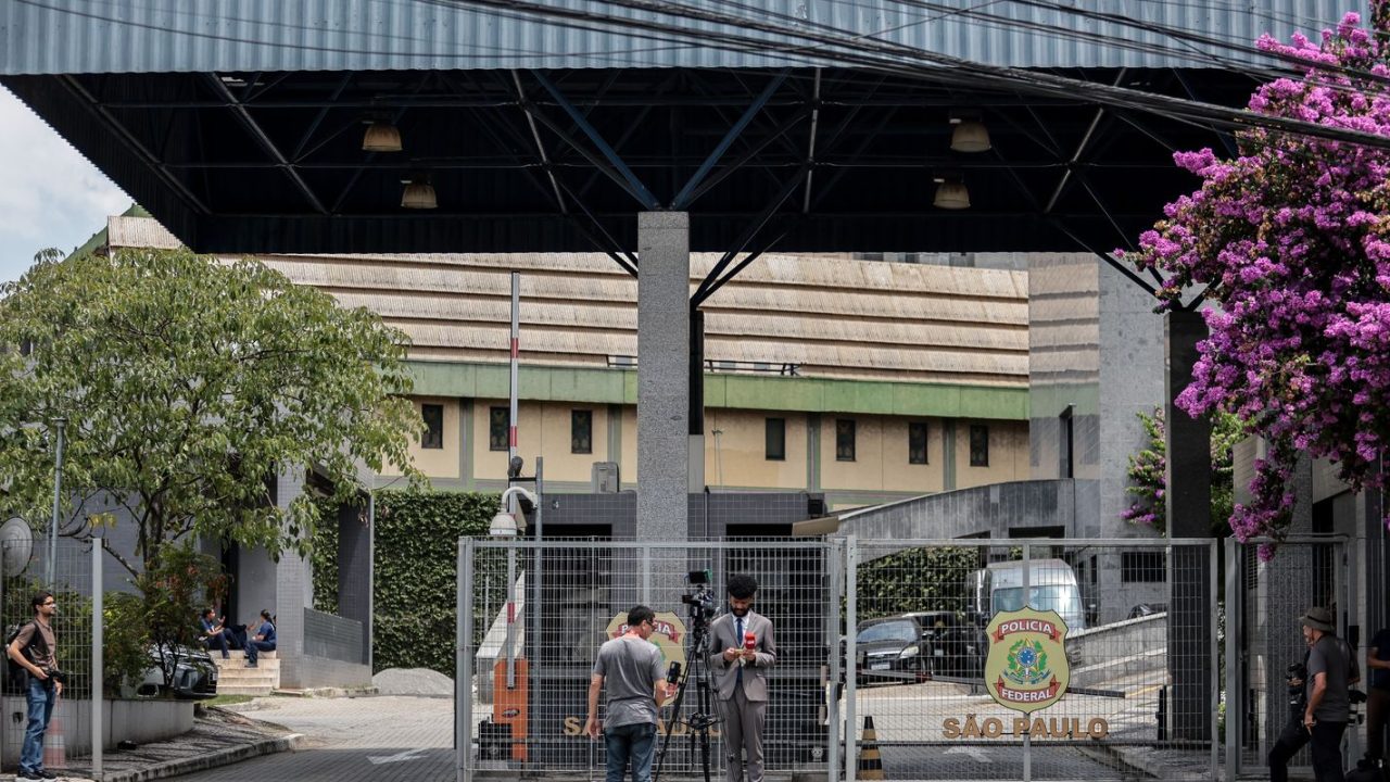 Diretoria do BRB em reunião, documentos de carteira do Banco Master