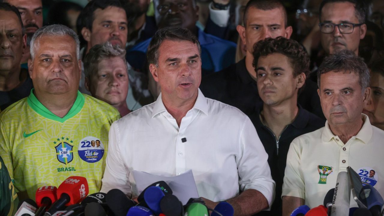 Flávio Bolsonaro na fronteira com a Argentina, acompanhado da esposa e filhas