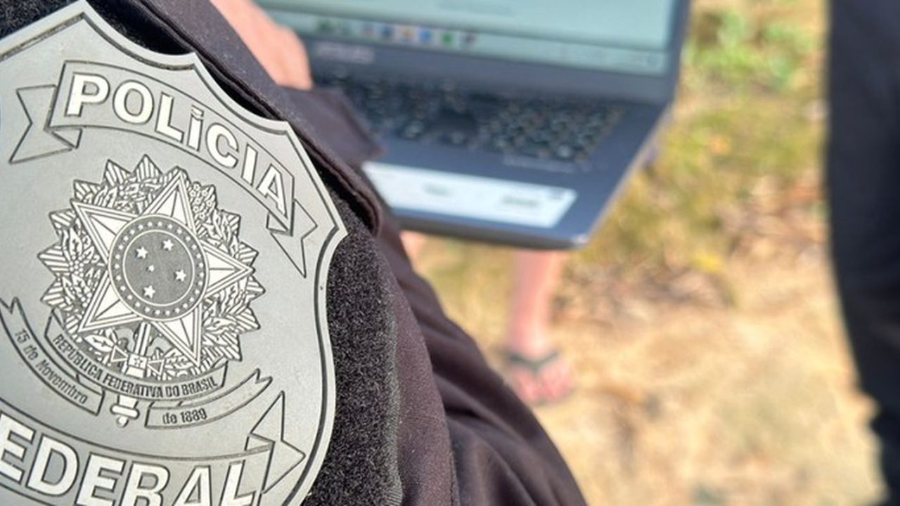 Policiais federais realizando busca em residência na zona oeste do Rio