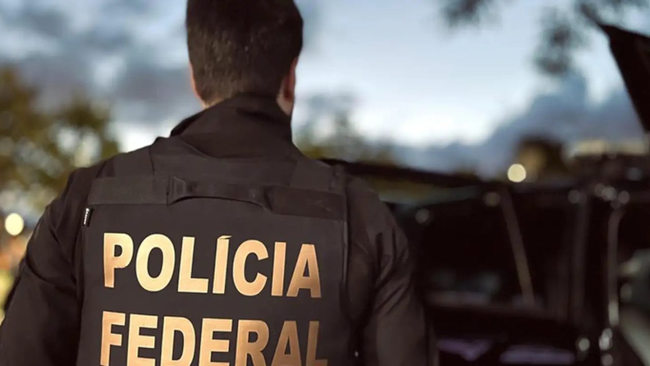 Policiais federais cumprindo mandados de prisão em Belford Roxo