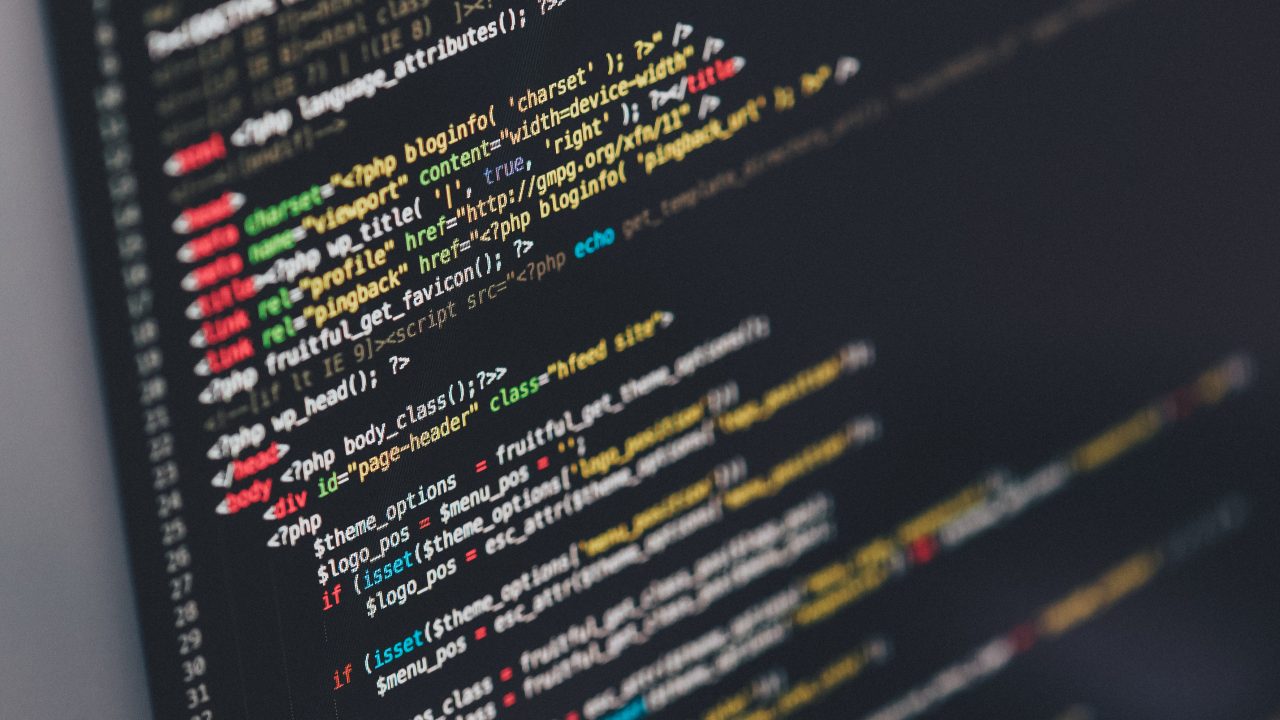 Código PHP exibido em tela de computador, representando a linguagem vulnerável
