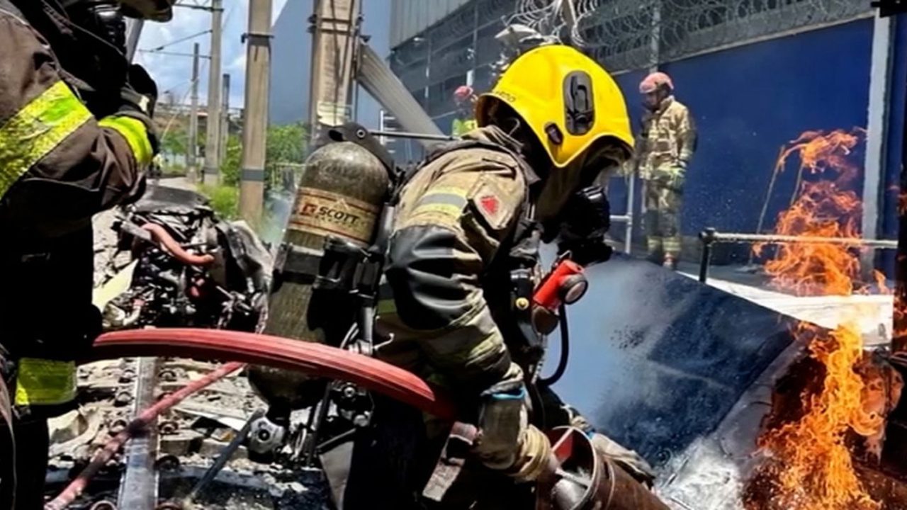 Piloto ao lado de avião monomotor Embraer EMB‑711ST em pátio de manutenção