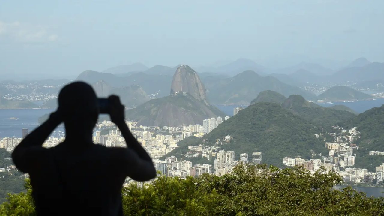 Policiais militares em viatura nas vias expressas do Rio de Janeiro durante operação de segurança