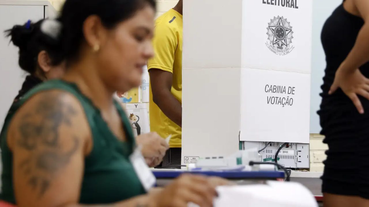 Policiais militares em postos de votação em São Paulo durante o segundo turno eleitoral