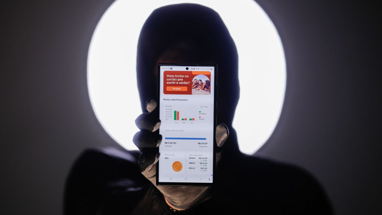 Policiais civis realizando buscas em residências durante operação contra fraude bancária