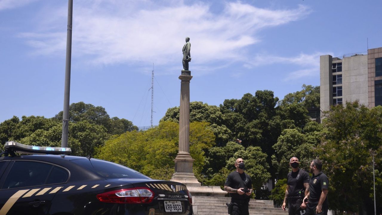 Policiais da Polícia Federal registrando ocorrências de supostos crimes eleitorais