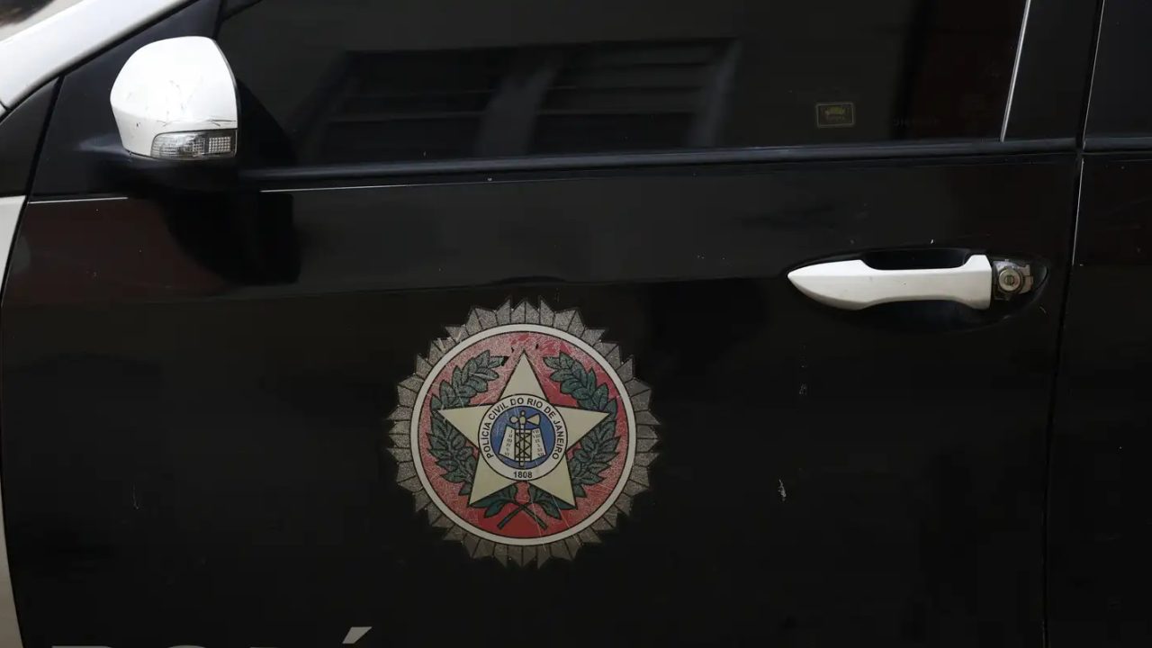 Policiais civis realizando operação contra suspeitos de colaboração com o Comando Vermelho no Rio de Janeiro