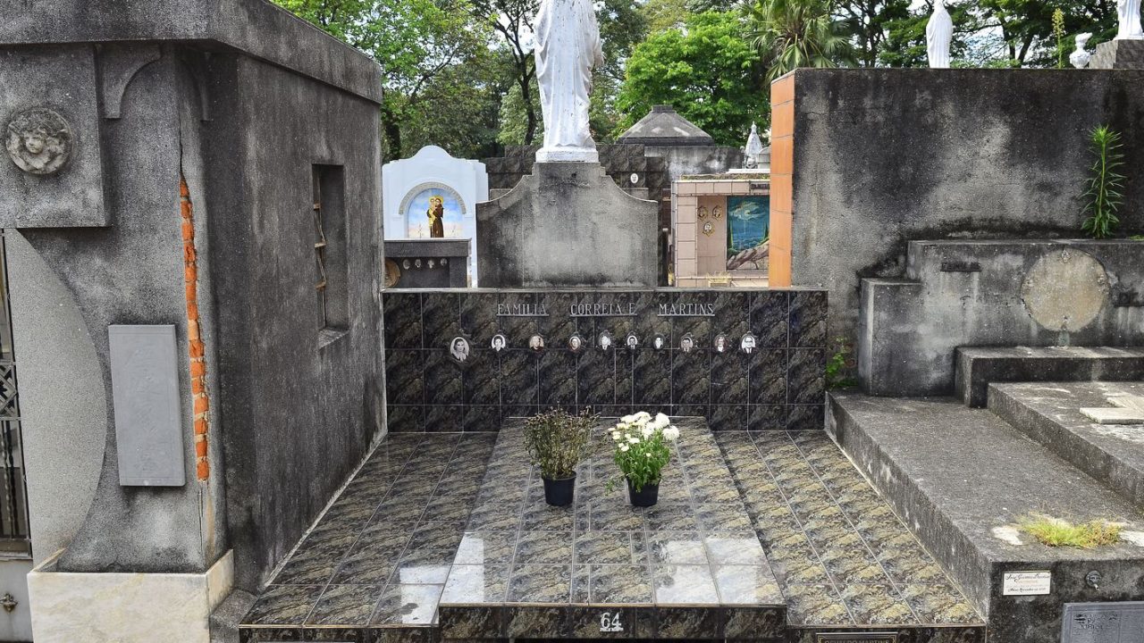 Policiais civis realizando busca em sede de empresa funerária em São Paulo