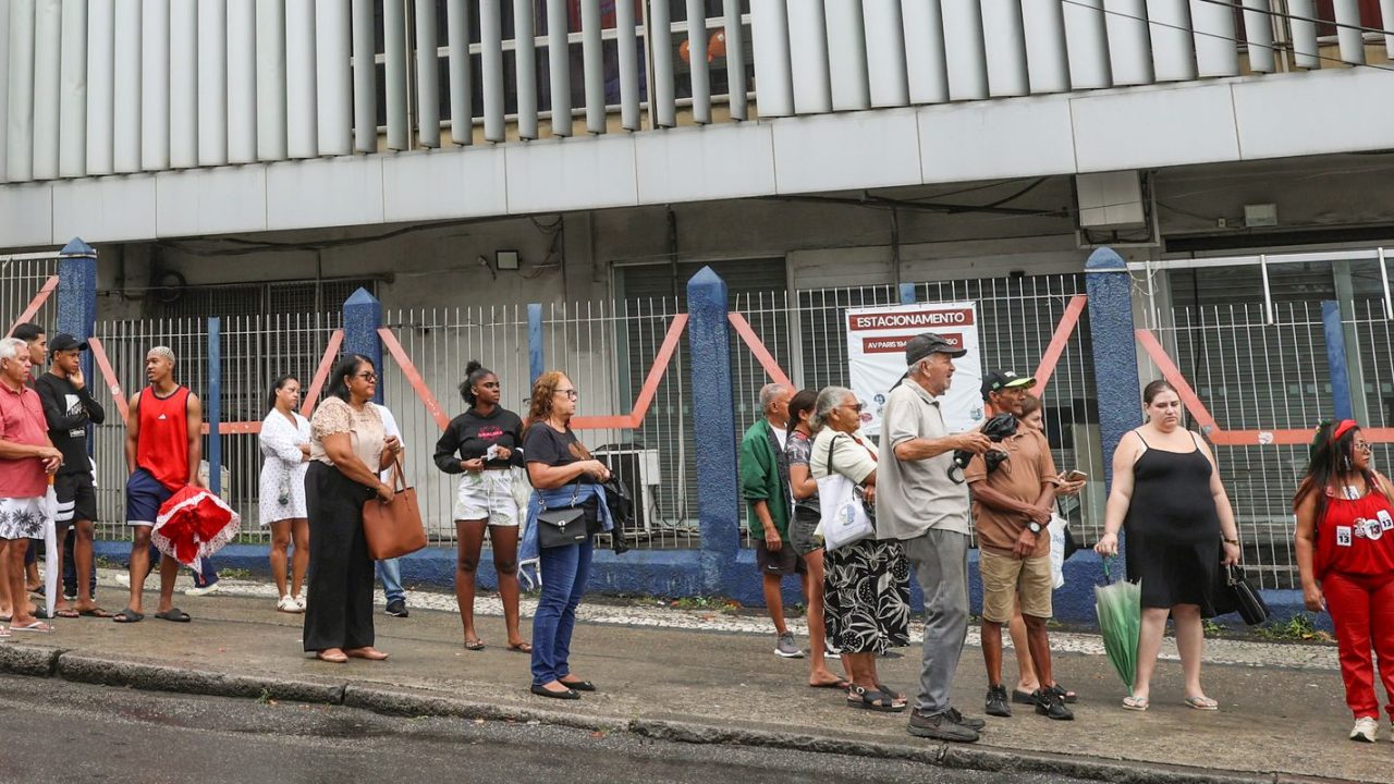 Policial militar em frente a uma cabine eleitoral em Três Rios, Rio de Janeiro