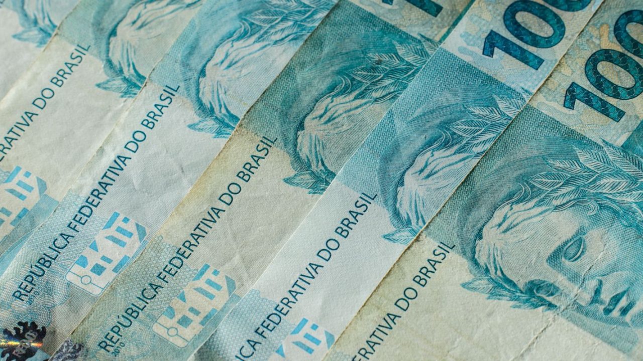Representação do Comitê Gestor do Simples Nacional analisando documentos fiscais