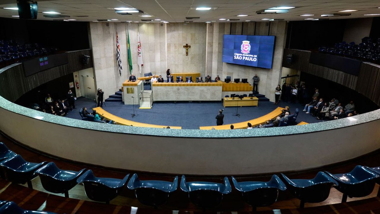 Vereadores da Câmara de São Paulo analisando pedido de impeachment contra o prefeito Ricardo Nunes