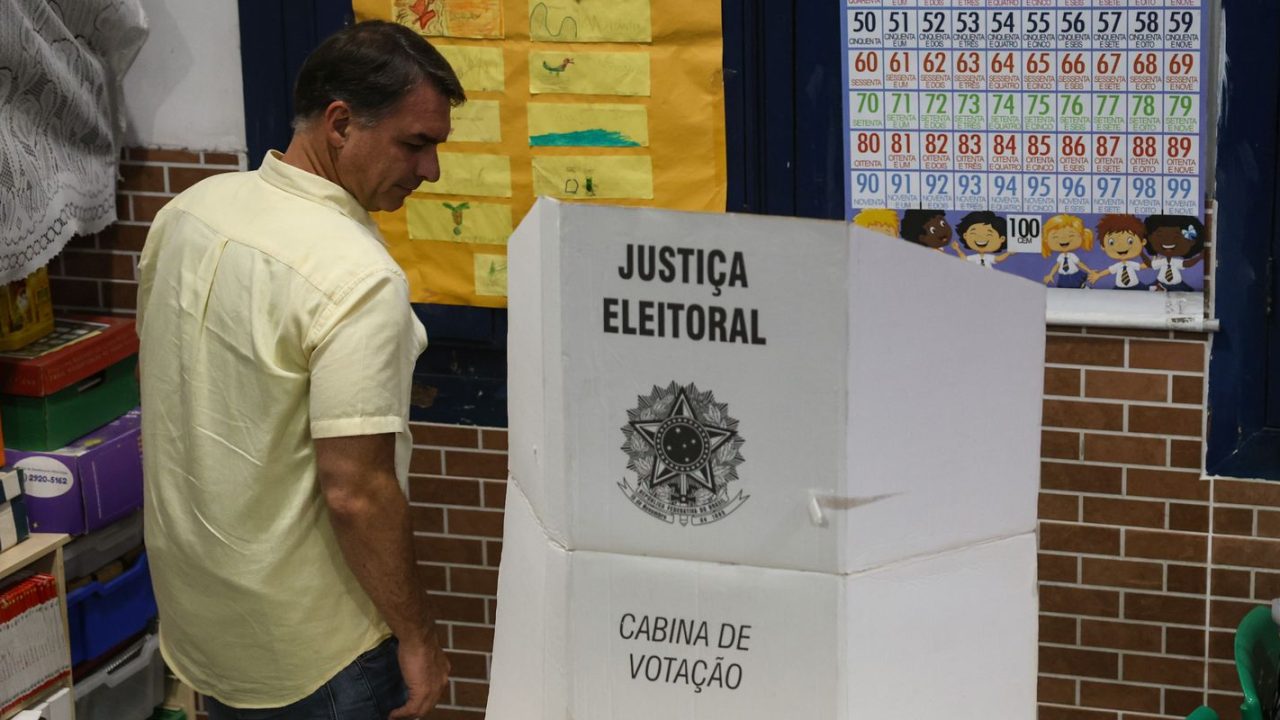 Davi Alcolumbre votando na urna em Macapá, Amapá