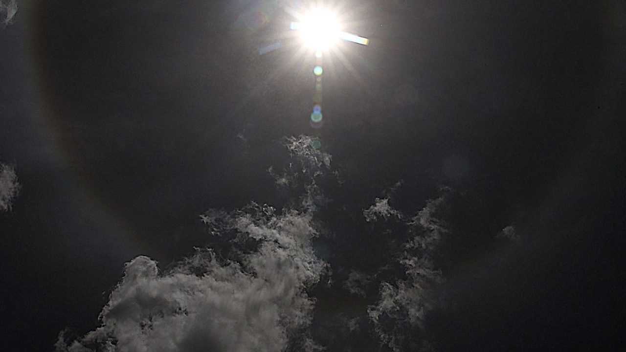 Céu de Contagem com nuvens e sol ao entardecer