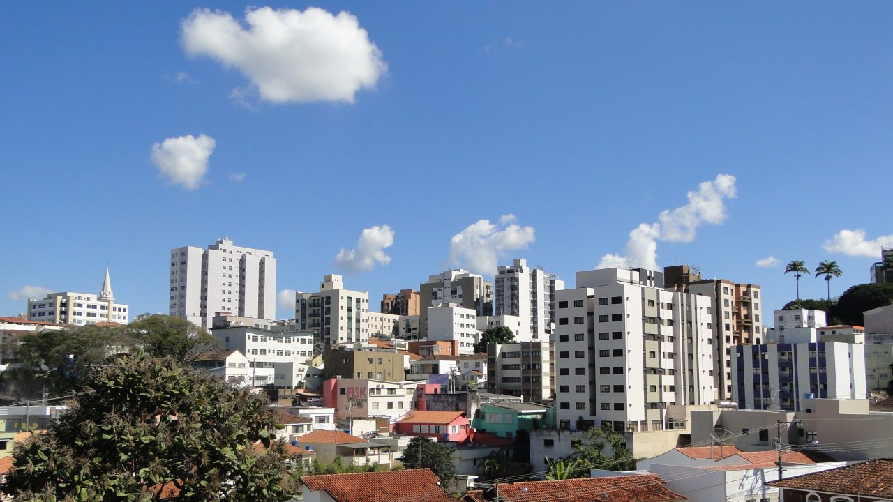 Céu de Betim com sol e algumas nuvens ao entardecer