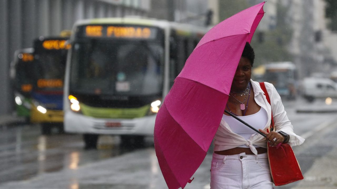 Céu de Contagem com sol e nuvens, com chuva rápida ao entardecer