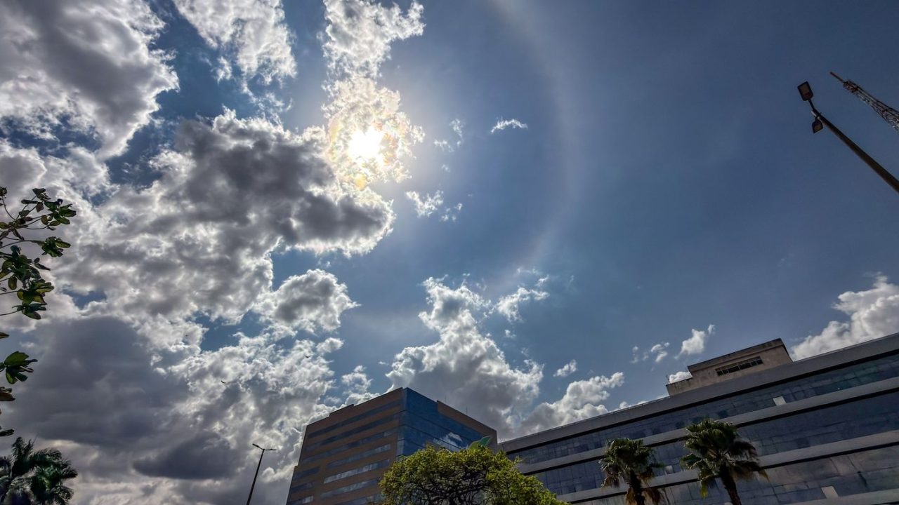 Céu de Ribeirão das Neves com sol e nuvens ao entardecer