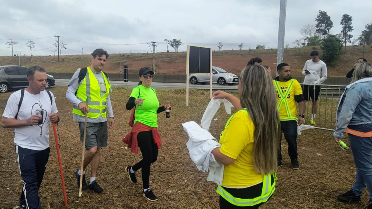 Policiais da PRF em ação nas rodovias federais durante a Operação Nossa Senhora Aparecida 2026