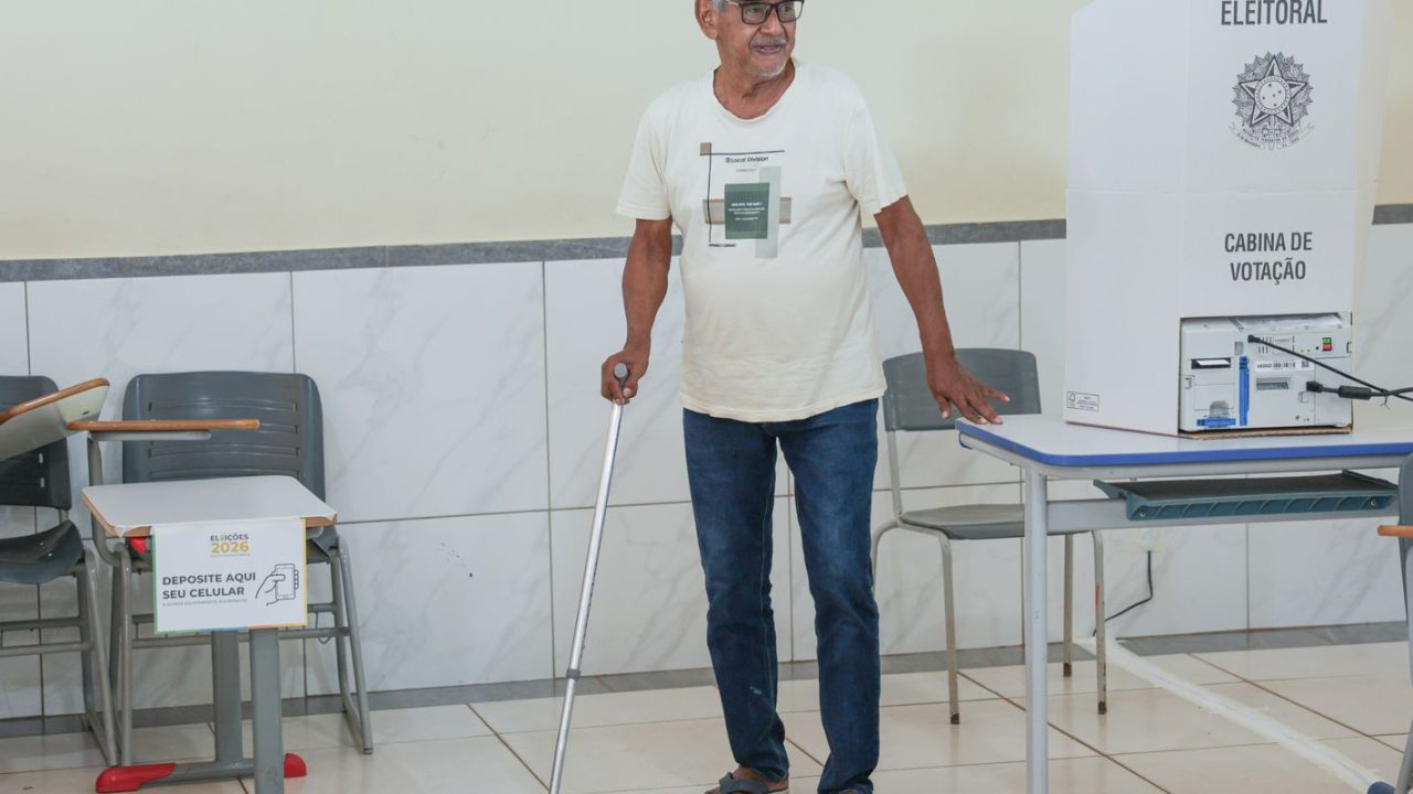 Eleitores idosos aguardando votação em fila de urna