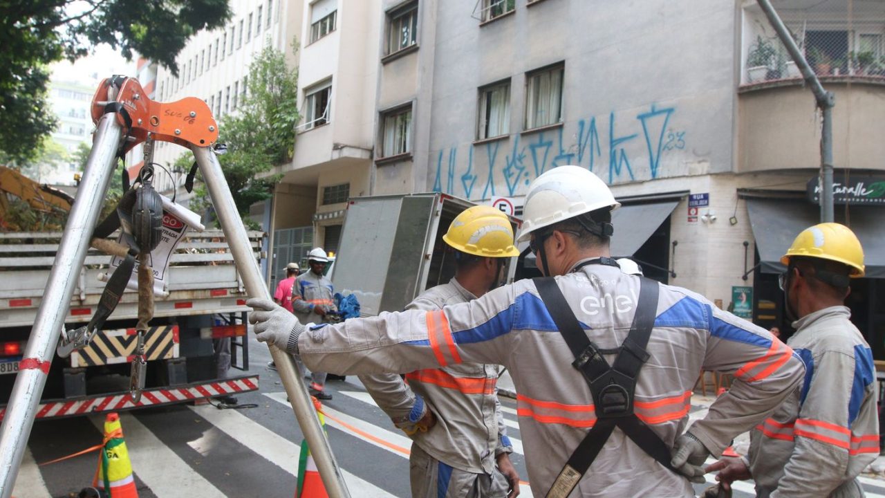 Linha de transmissão elétrica com interrupção de energia em São Paulo
