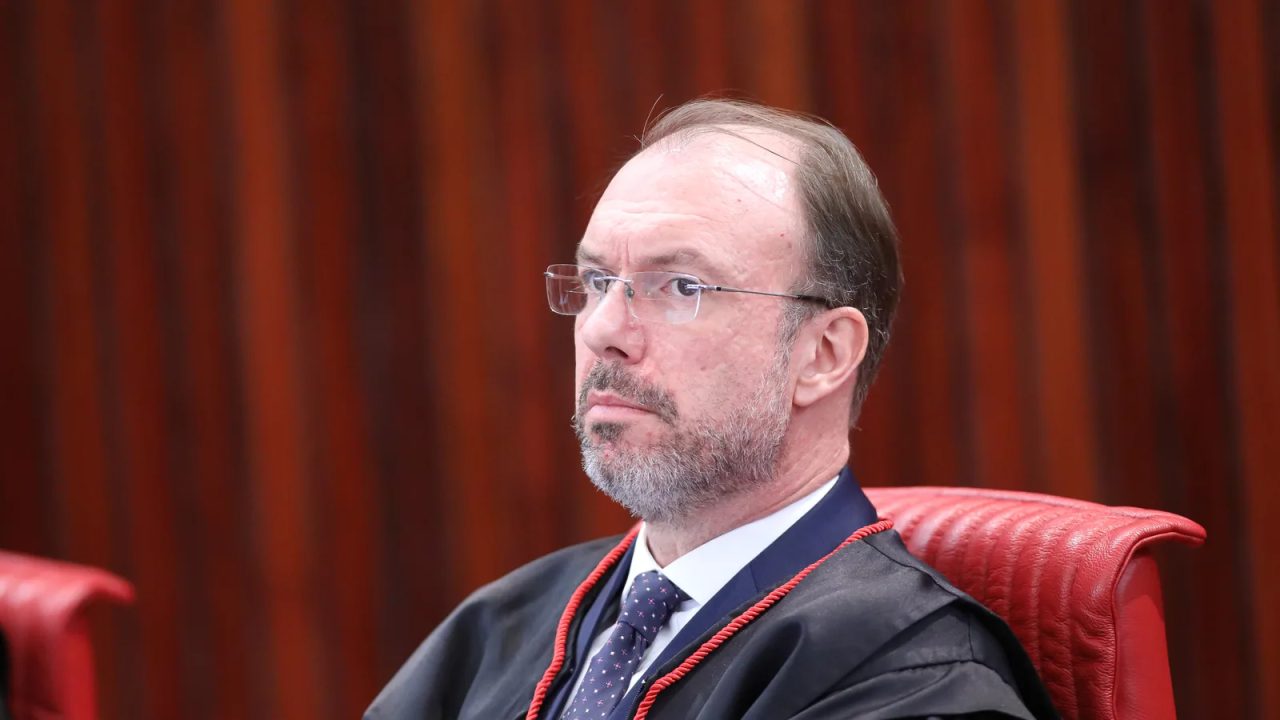 Deputado André Janones em evento de campanha