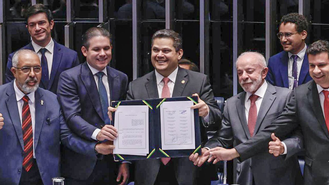 Deputado Reginaldo Lopes apresentando proposta de redução da jornada de trabalho