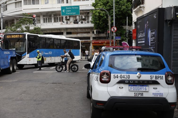 Rio de Janeiro (RJ), 28/10/2025 – Durante operação policia contra o Comando Vermelho, bandidos renderam motorista da linha 409 na Rua do Riachuelo, na Lapa, e obrigaram a atravessar na via, levando a chave.