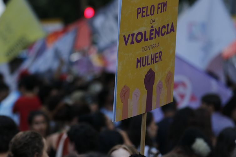 Rio de Janeiro (RJ), 08/03/2023 - Mulheres fazem passeata no Dia Internacional da Mulher - 8M, por direitos e contra a violência e o feminicídio, no centro da cidade.