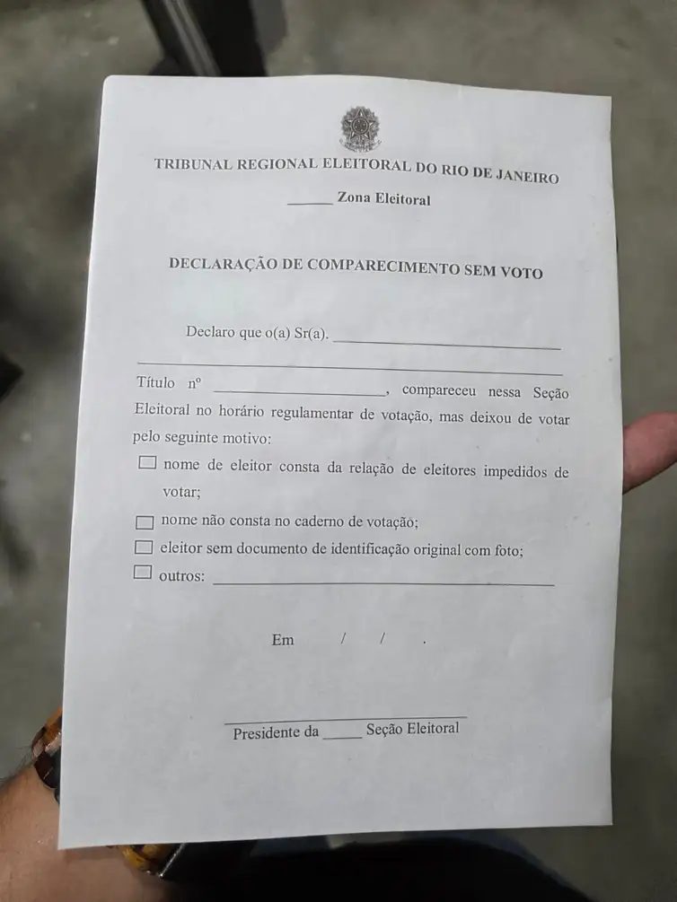 Rio de Janeiro (RJ), 25/10/2026 - Baixa procura em alguns locais abertos para votação nas eleições 2026 e frustração entre quem não conseguiu votar até 19h.. Declaração de comparecimento sem voto, do Tribunal Regional Eleitoral -TRE-RJ