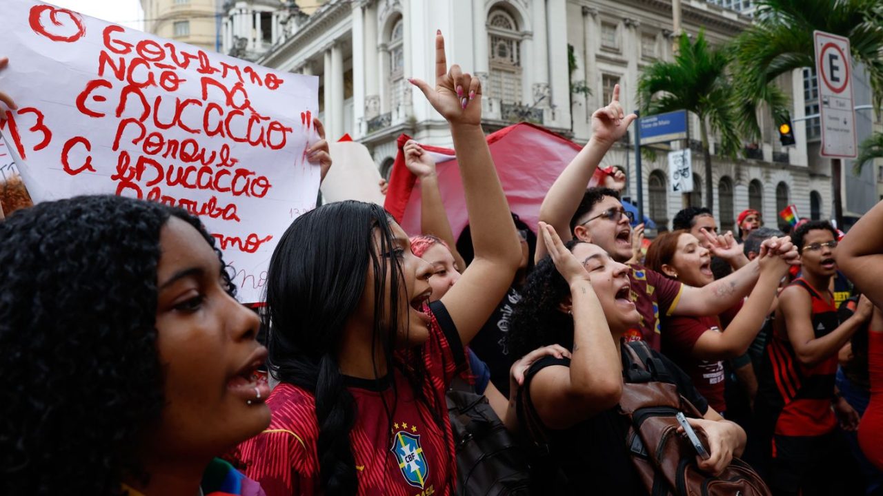 Manifestantes apoiando Lula em rua de São Paulo