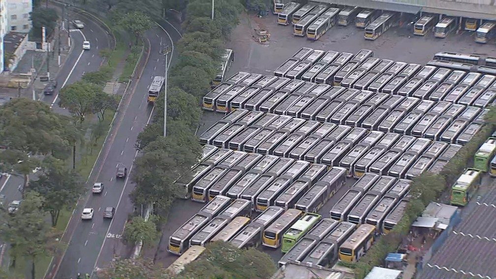 Ônibus parados na garagem em Santana, na Zona Norte de SP.