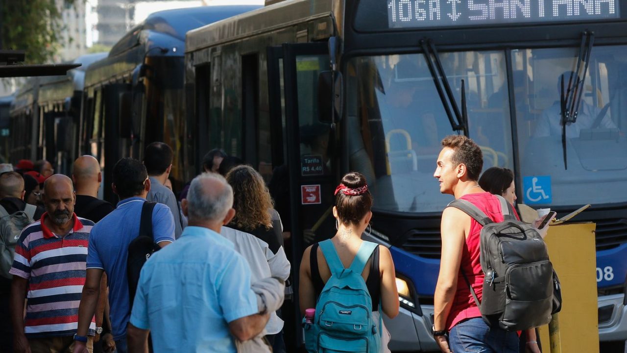 Frota de ônibus parada nas ruas de São Paulo durante o segundo turno