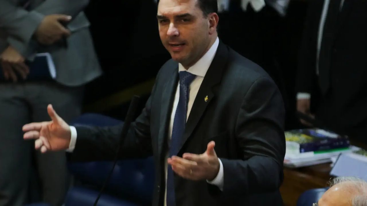 Eleitores do Distrito Federal analisando candidatos ao presidente