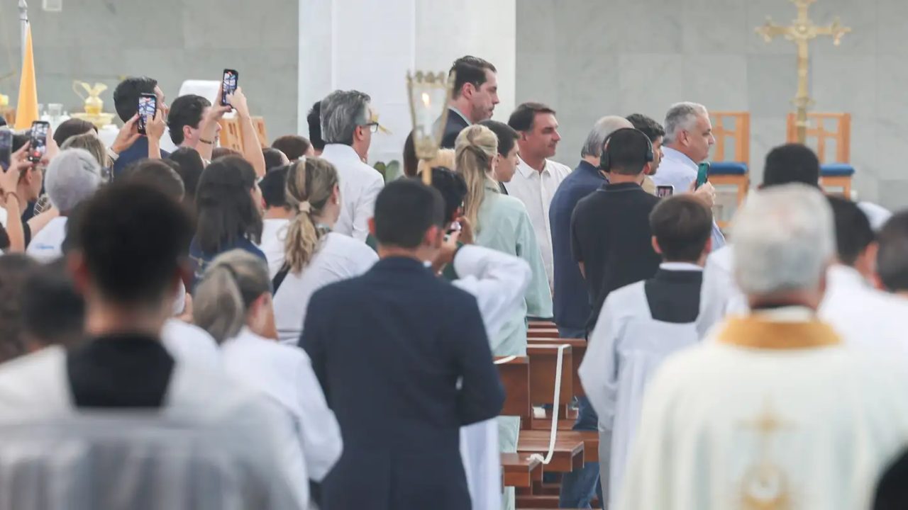 Candidatos Flávio Bolsonaro e Lula em campanha presidencial