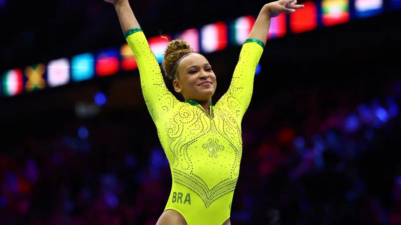 Ginastas brasileiras Rebeca Andrade, Flávia Saraiva e Lorrane Oliveira competindo no Mundial de Ginástica Artística em Roterdã