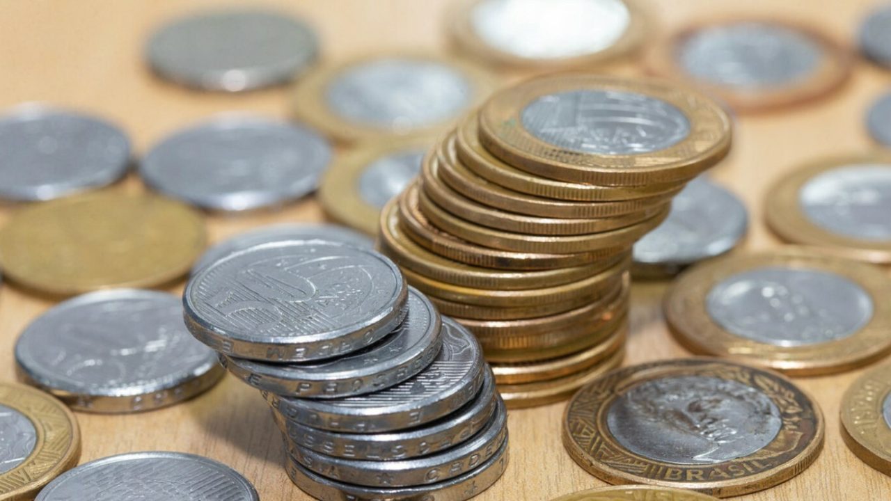 Funcionário da Receita Federal entregando comprovante de restituição