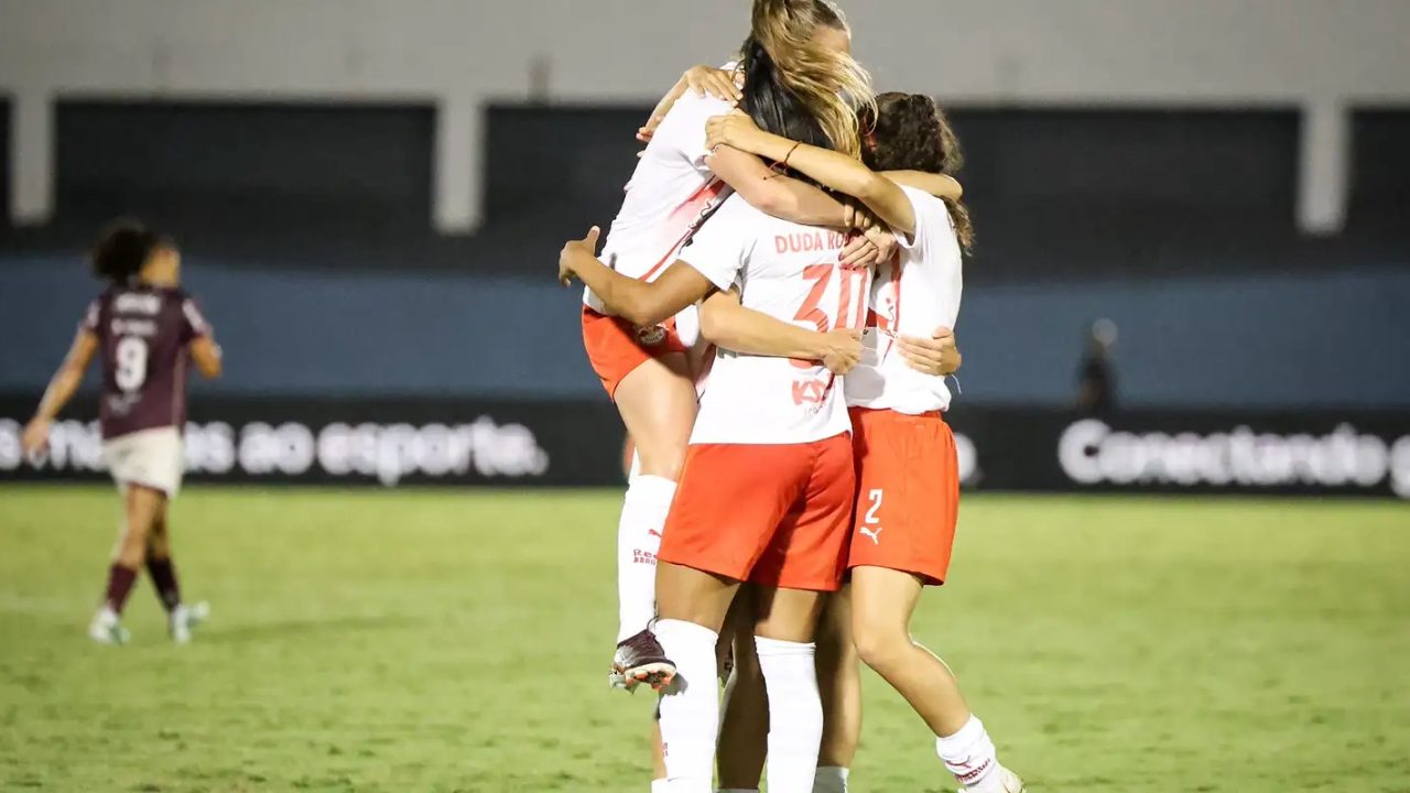 Jogadoras do Red Bull Bragantino comemoram gol na Arena da Fonte Luminosa