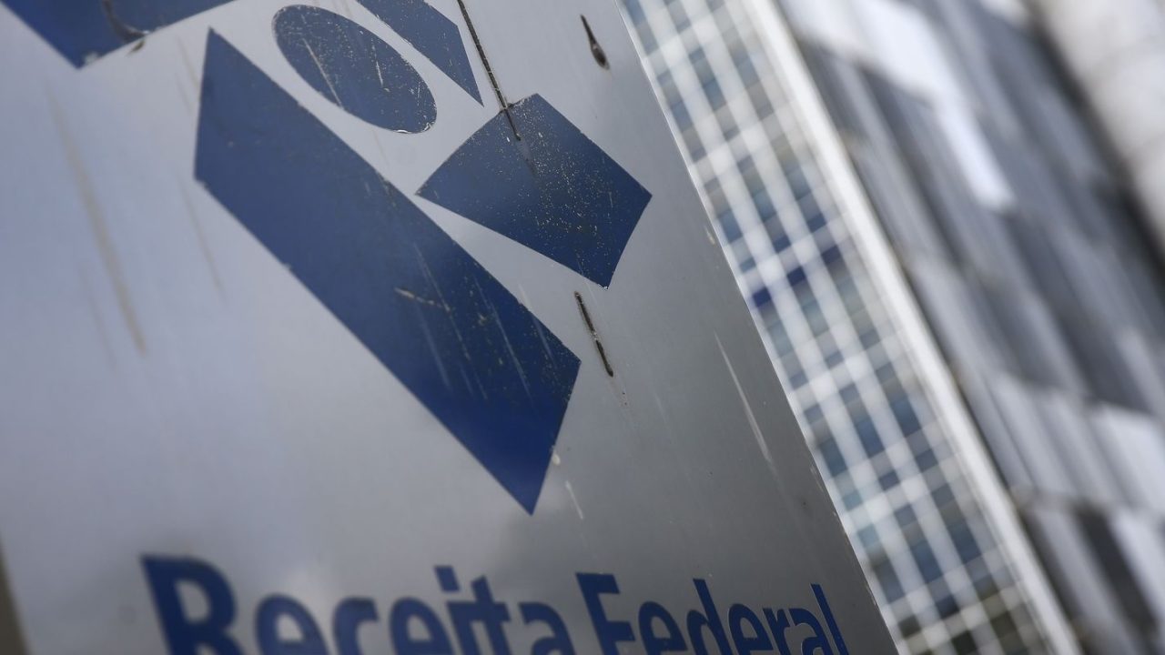 Funcionário da Receita Federal analisando restituições do Imposto de Renda