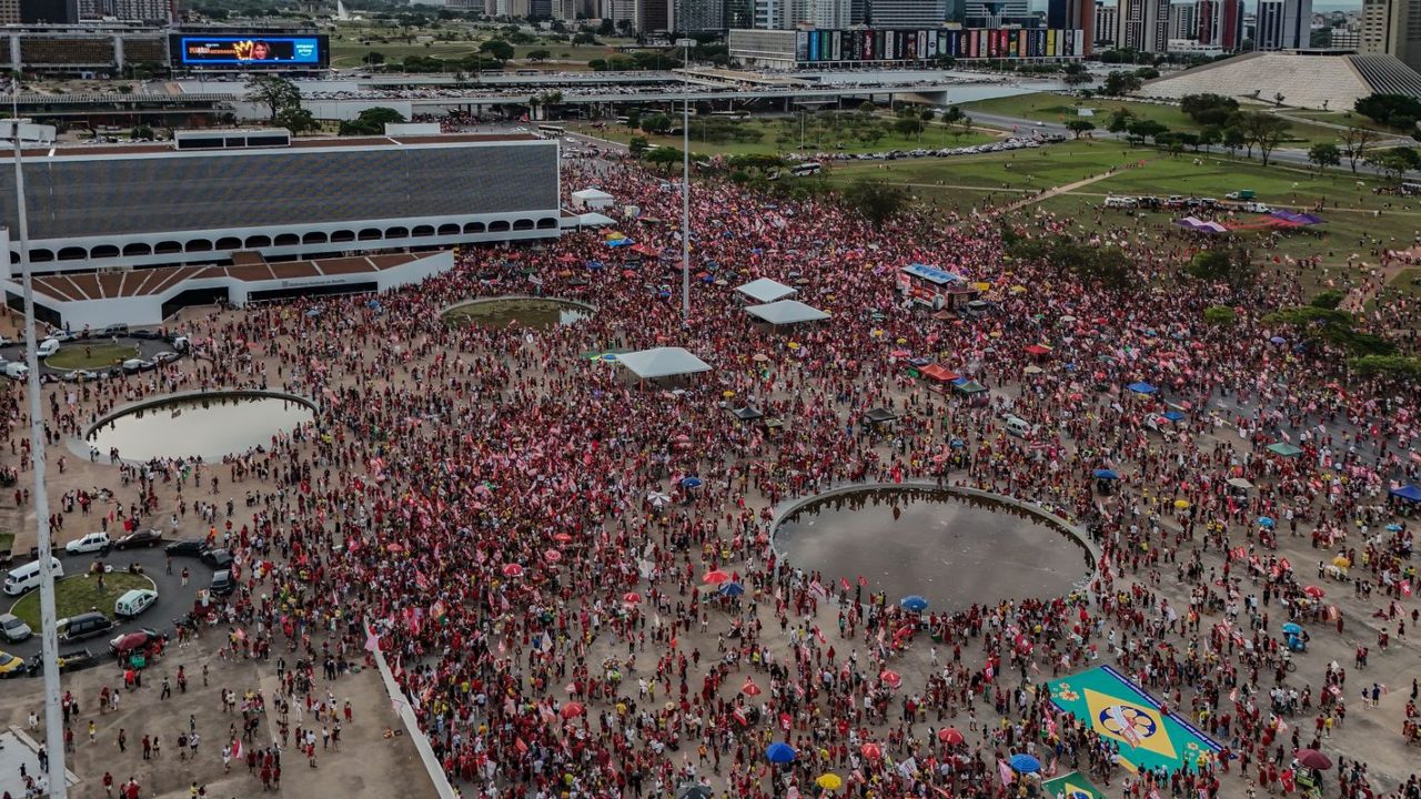 Urna eletrônica sendo preenchida por eleitor brasileiro