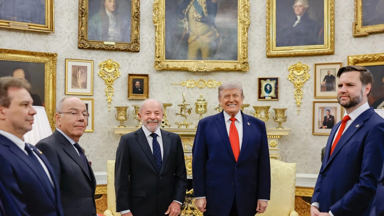 Montagem ilustrativa com imagens de Donald Trump, Flávio Bolsonaro e símbolos de criptomoedas