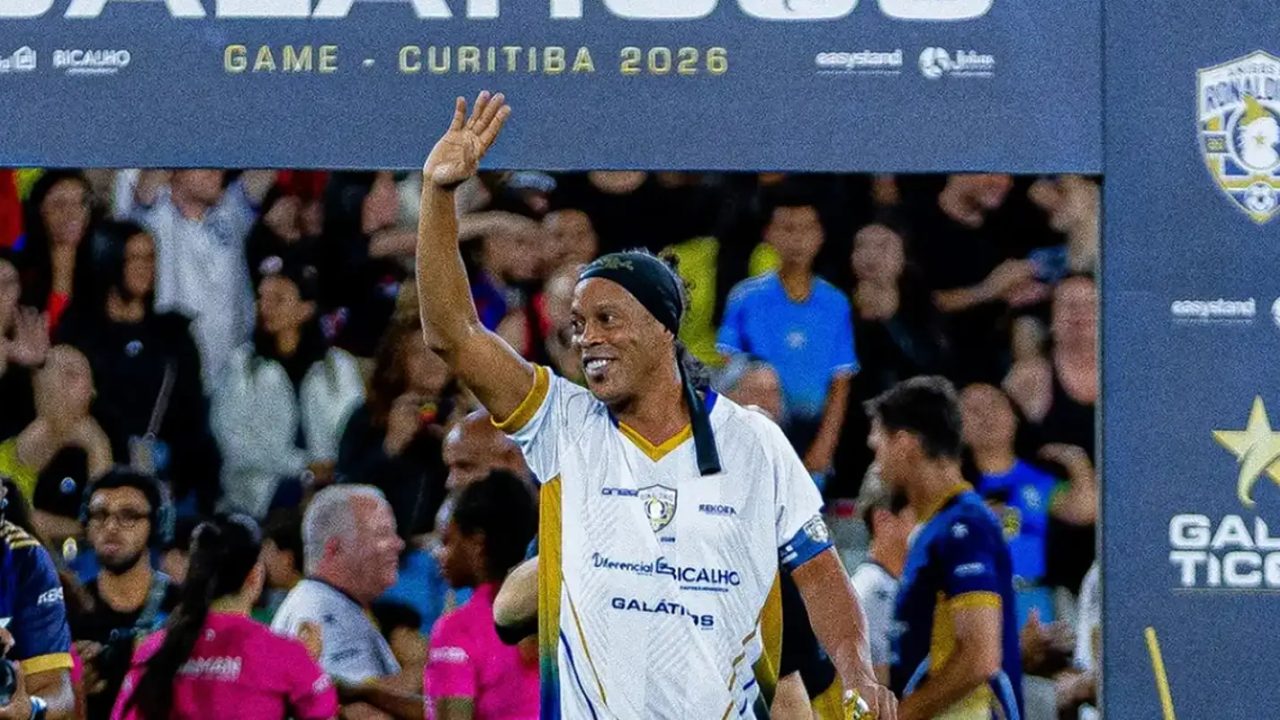 Ronaldinho Gaúcho vestindo a camisa do Ravenna no Stadio Bruno Benelli