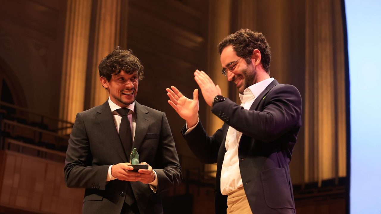Ruy Castro recebendo o Prêmio Jabuti 2026 no Theatro Municipal do Rio