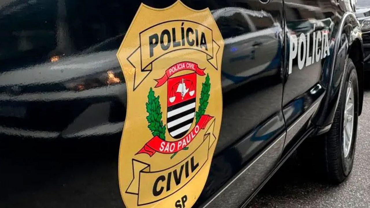 Policiais apreendendo dois adolescentes suspeitos de homicídio em Santos
