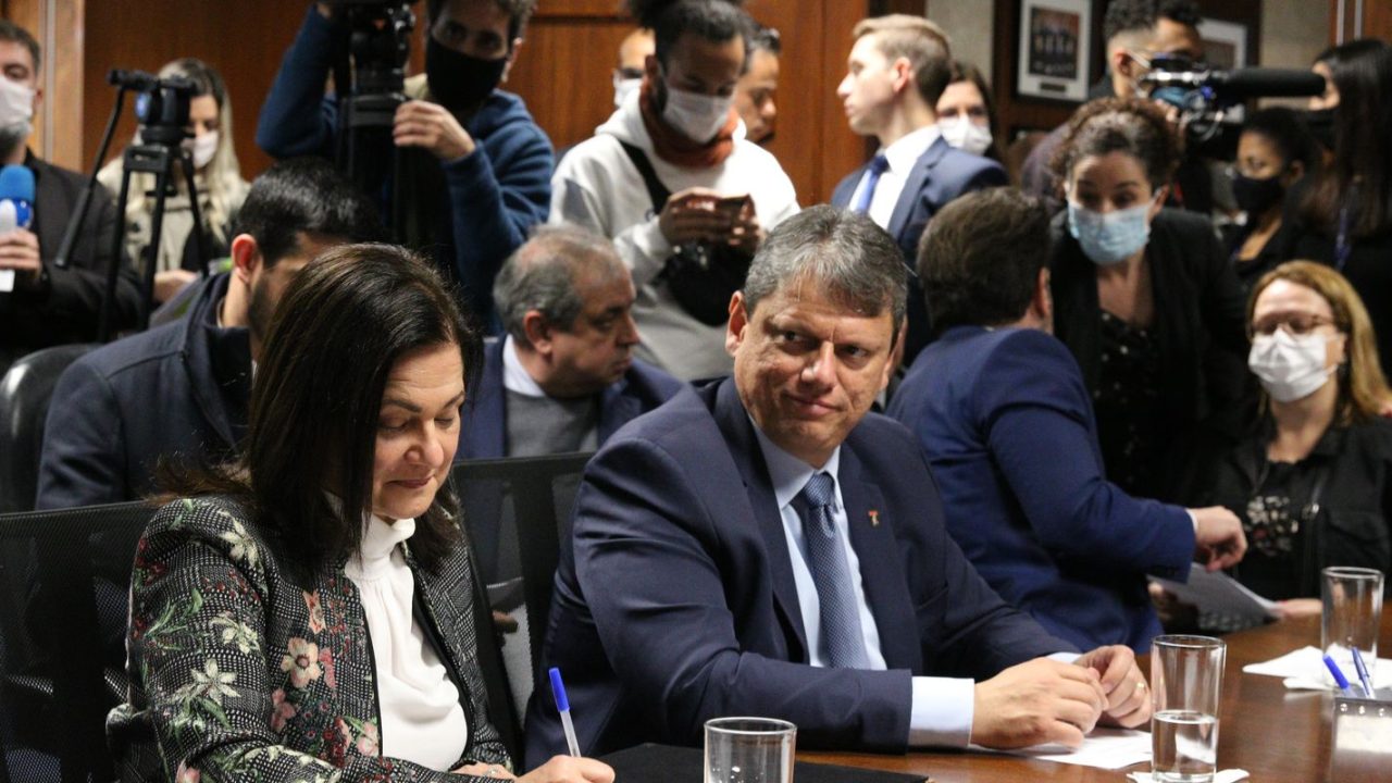Cartaz do Tribunal Regional Eleitoral de São Paulo informando mudança de locais de votação